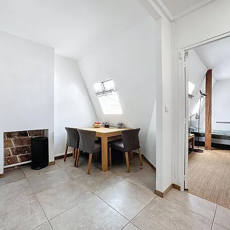 Apartment Golden Triangle Attic - Elegant Retreat With Wifi Near George V Paris